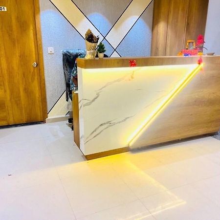 Oyo Florence Hotel Surat Luaran gambar