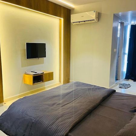 Oyo Florence Hotel Surat Luaran gambar