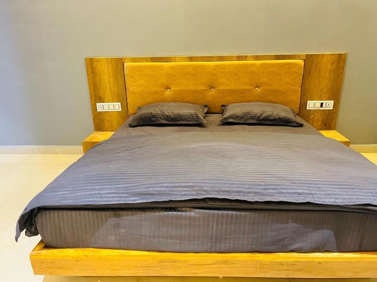 Oyo Florence Hotel Surat Luaran gambar